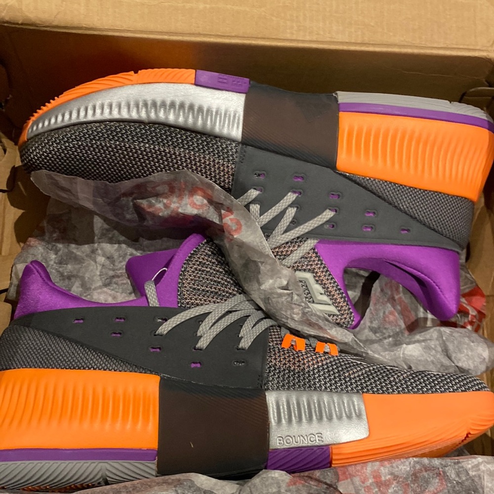 Mens size 11 adidas 2017 dame 3 all star. New in box. Box is damaged.